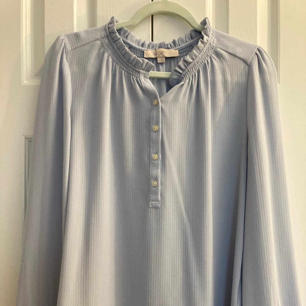 Beautiful sky blue ruffled top!